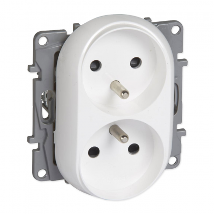 Legrand NILOE Gniazdo podwójne z uziemieniem 2x2P+Z białe 764542